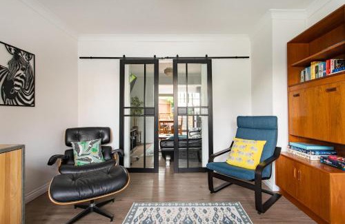 Hainault Apartment | Charming Retreat Near Grange Hill Central Line
