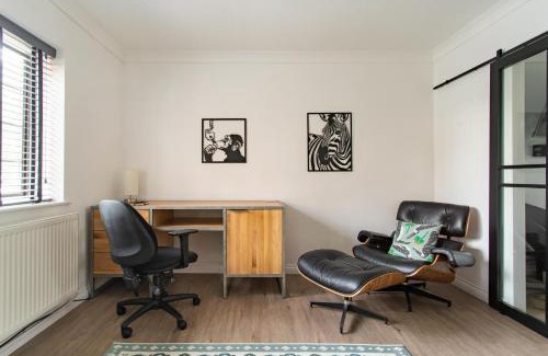Hainault Apartment | Charming Retreat Near Grange Hill Central Line