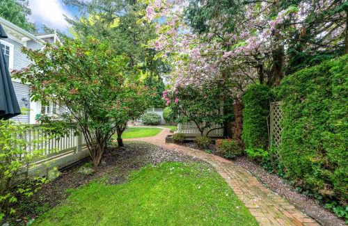 West Side House | Charming Retreat on Cypress St Rooms with share living space