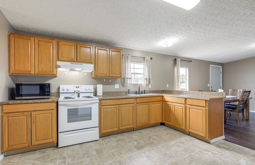 Rupert House | Charming Retreat w/Games & Yard in Oglethorpe!