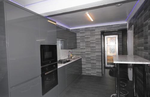 Woodingdean Apartment | Charming Retreat With Hot Tub Sauna Sleeps 4
