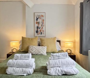 Woodingdean Apartment | Charming Retreat With Hot Tub Sauna Sleeps 4
