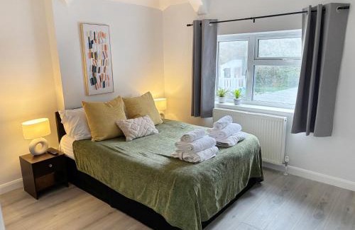 Woodingdean Apartment | Charming Retreat With Hot Tub Sauna Sleeps 4