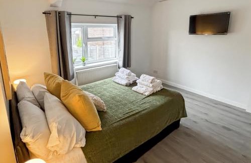 Woodingdean Apartment | Charming Retreat With Hot Tub Sauna Sleeps 4