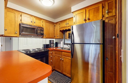 Blue Hill House | Charming Retreat with Cozy Interiors, CentralAC, Washer/Dryer & Wifi