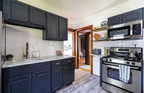 Milwaukee House | Charming Riverfront Home l 4 BR l King Beds I Free Parking I Outdoor Haven
