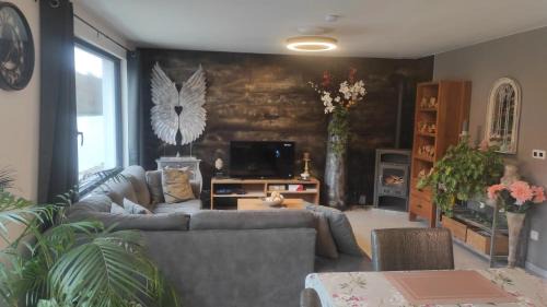 Hastiere House | Charming Riverside House with Jacuzzi and Gym