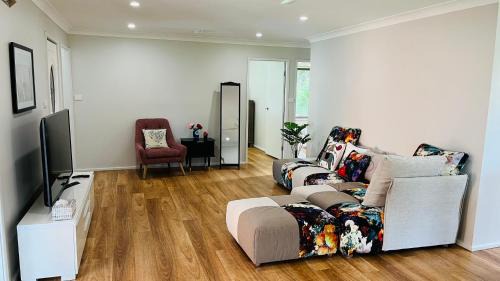 Dora Creek House | Charming Riverside Retreat sleep6