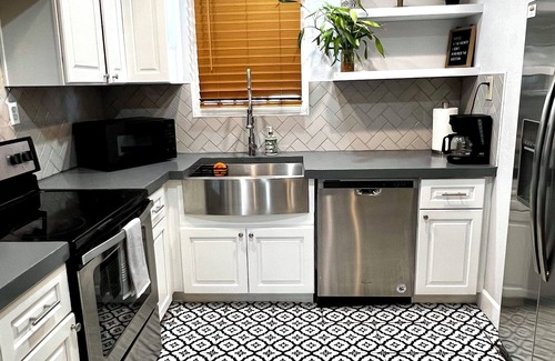 North Mountain House | Charming Room in a 3-bedroom house with Mountain View’s!