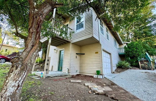 High Point House | Charming room in a house with WiFi in beautiful West Seattle