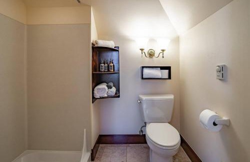 Broadway House | Charming Room in Capitol Hill - Foxglove Inn Rm 8