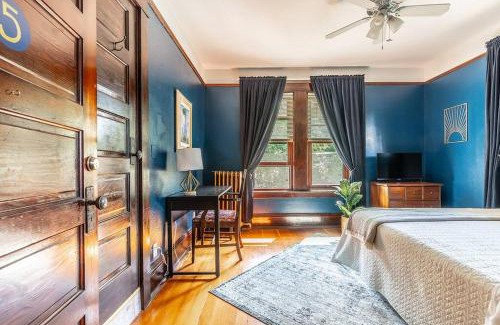 Broadway House | Charming Room in Historic BnB with Parking - Rm 5