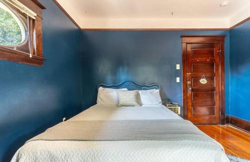 Broadway House | Charming Room in Historic BnB with Parking - Rm 5