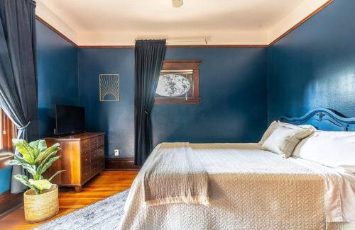 Broadway House | Charming Room in Historic BnB with Parking - Rm 5