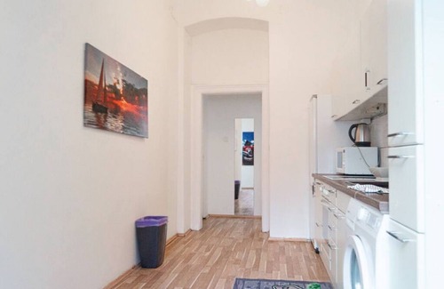 Neulerchenfeld Apartment | Charming Room w/Shared Bathroom; Great Location