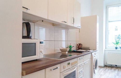 Neulerchenfeld Apartment | Charming Room w/Shared Bathroom; Great Location