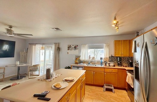 Maili House | Charming room with private bath in peaceful beach house
