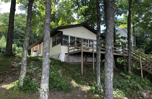 Le Roy House | Charming Rose Lake beach house