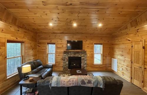 Tellico Plains House | Charming Ruby Bear Home with Amazing View