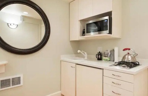 Russian Hill Apartment | Charming Russian Hill Junior 1BR Basement Apt