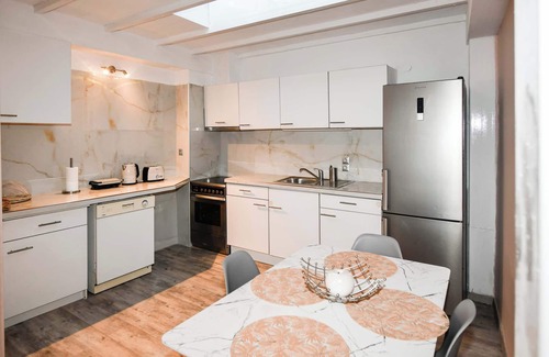 Mitilinii Apartment | Charming Samos Escape with Jacuzzi and Private Balcony