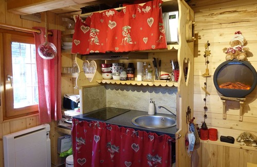 Hauteluce Ski Chalet | Charming Savoyard Mazot in Hauteluce Village – Ideal for Couples, Near Shops and Ski Lift