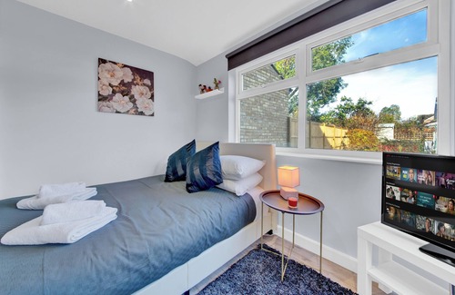 Hillingdon Apartment | Charming Serviced Studio West Drayton London UB7