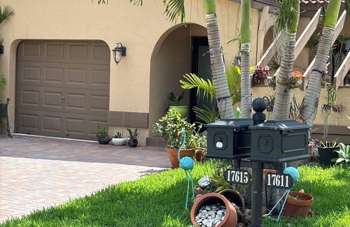 Country Club House | Charming shared house in MIAMI LAKES with gym, pickleball, tennis court and pool