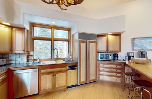 Mountain Village House | Charming ski-In/out home with private hot tub, lanai & W/D - easy access to town