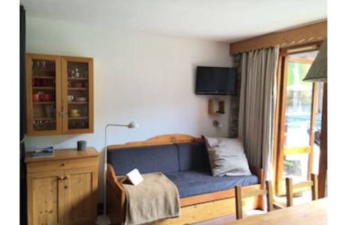 Valmorel Apartment | Charming ski-in/ski-out chalet apartment 50m from slopes and shops