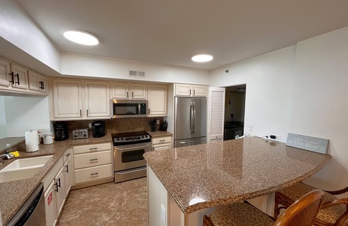 Marco Island Condo | Charming Somerset 711, 3-Bedroom Beachfront!