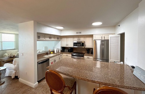 Marco Island Condo | Charming Somerset 711, 3-Bedroom Beachfront!