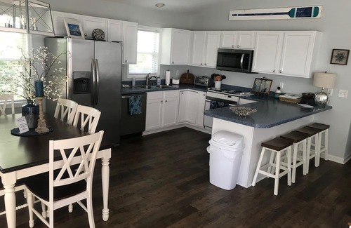Emerald Isle Cottage | Charming Soundside Home including Golf Cart, Kayaks, Bikes & Linens-Emerald Isle