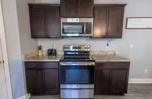 Huntcliff House | Charming Spacious 4-Bedroom Home, Fenced Backyard In Quiet Columbia Neighborhood
