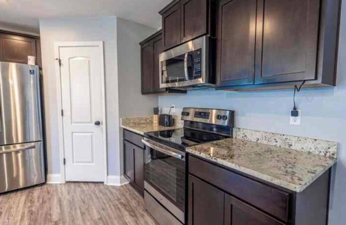 Huntcliff House | Charming Spacious 4-Bedroom Home, Fenced Backyard In Quiet Columbia Neighborhood