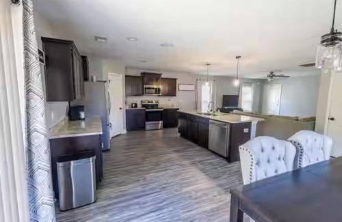 Huntcliff House | Charming Spacious 4-Bedroom Home, Fenced Backyard In Quiet Columbia Neighborhood