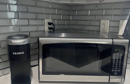 Burbank House | Charming stand alone guest house in Pleasant Burbank with AC