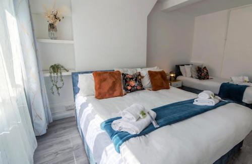 Rotherhithe Apartment | Charming Stay Near Candawater Station - City Access!