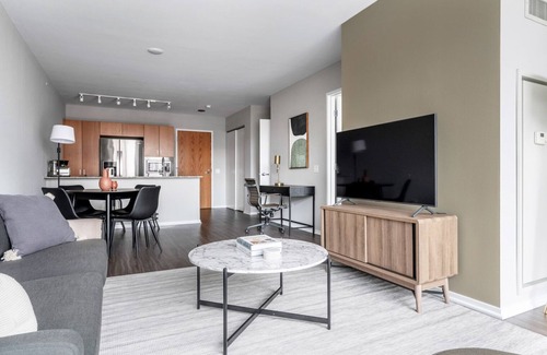 Streeterville Apartment | Charming Streeterville 1BR w/Pool & Gym, nr Riverwalk, by Blueground