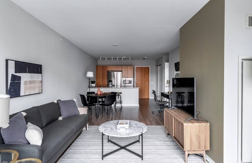 Streeterville Apartment | Charming Streeterville 1BR w/Pool & Gym, nr Riverwalk, by Blueground