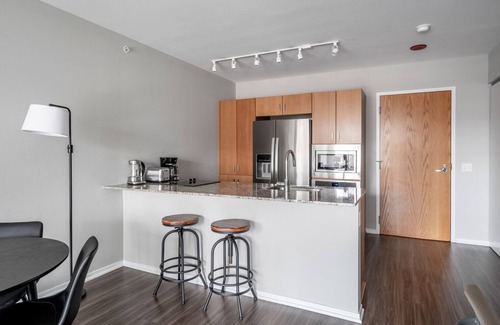 Streeterville Apartment | Charming Streeterville 1BR w/Pool & Gym, nr Riverwalk, by Blueground
