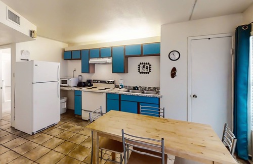 South Padre Island Apartment | Charming studio near the beach with pool, hot tub & fast WiFi -snowbird-friendly