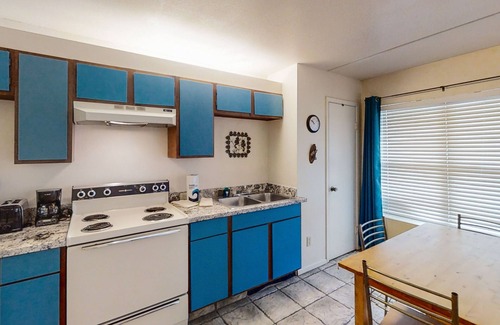 South Padre Island Apartment | Charming studio near the beach with pool, hot tub & fast WiFi -snowbird-friendly