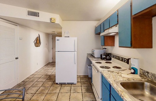 South Padre Island Apartment | Charming studio near the beach with pool, hot tub & fast WiFi -snowbird-friendly