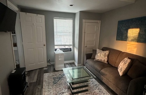 South Central Houston Apartment | Charming Studio apartment with WiFi, AC in EaDO