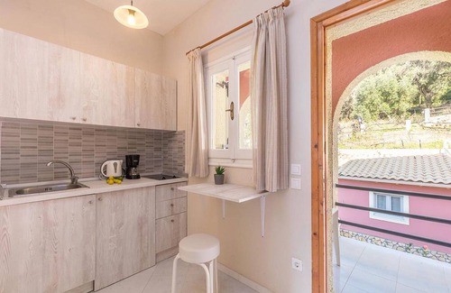 Parelia Apartment | Charming Studio Apartments With Swimming Pool Near Pelekas Beach
