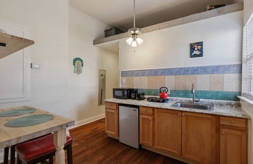 Mid-City Apartment | Charming Studio | Central | 4 Blocks to Streetcar
