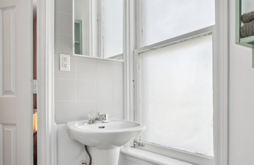 Centretown West Apartment | Charming studio in chinatown/little italy fabulous neighborhood - Ottawa