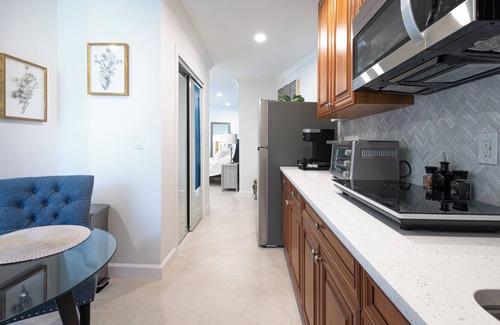 Golden Gate Apartment | Charming studio in delightful Naples with King bed, Soaking Tub & Private Patio