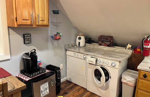 Falls Church Apartment | Charming studio in wonderful Falls Church Park with WiFi, AC